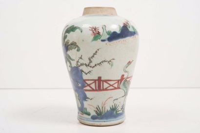 null Petit vase en porcelaine wucai

Chine, XVIIème siècle?

De forme balustre, décoré...