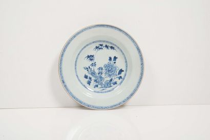 null Suite de deux assiettes en porcelaine bleu blanc

Chine, XVIIIème siècle

L’une...