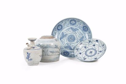 null Ensemble de quatre pièces en porcelaine bleu blanc?

Chine du Sud, XIXème siècle?

Un...