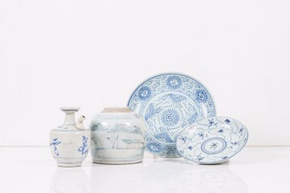 null Ensemble de quatre pièces en porcelaine bleu blanc?

Chine du Sud, XIXème siècle?

Un...