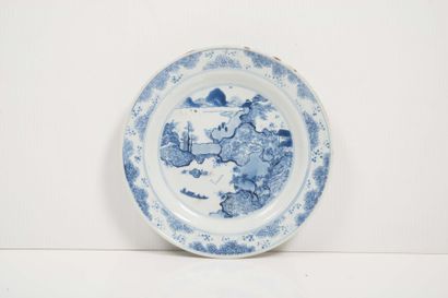 null Suite de trois assiettes en porcelaine bleu blanc?

Chine, époque Kangxi (1662-1722)

Le...