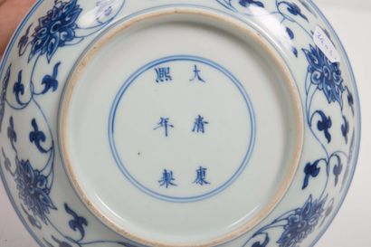 null Paire de coupelles en porcelaine bleu blanc

Chine, marque et époque Kangxi...