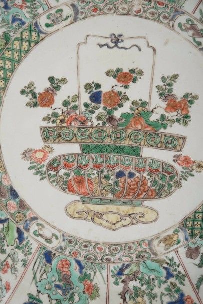 null Grande coupe circulaire à bord contourné

Chine, période Kangxi (1662-1722)?

A...