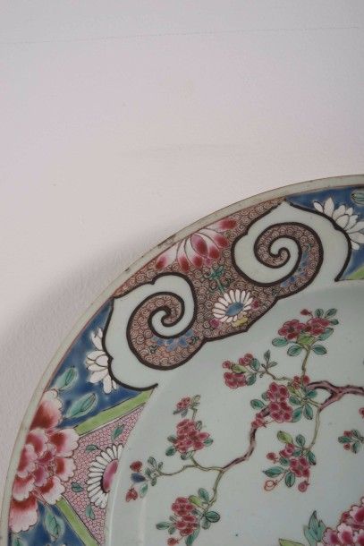 null Grand plat en porcelaine?

Chine, période Qianlong (1736-1795)?

A décor polychrome...