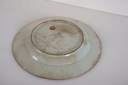 null Grand plat en porcelaine?

Chine, période Qianlong (1736-1795)?

A décor polychrome...