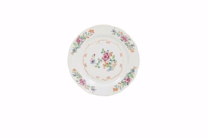 null Quatre assiettes en porcelaine famille rose

Chine, XVIIIème siècle

De forme...