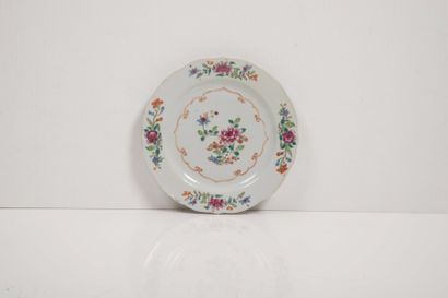 null Quatre assiettes en porcelaine famille rose

Chine, XVIIIème siècle

De forme...