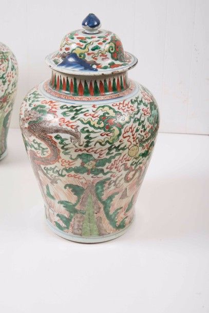 null Paire de vases couverts en porcelaine

Chine, XVIIème siècle, période Transition

A...