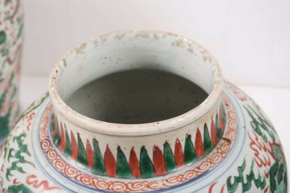 null Paire de vases couverts en porcelaine

Chine, XVIIème siècle, période Transition

A...