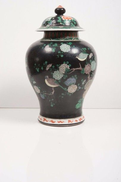 null Vase couvert en porcelaine famille noire?

Chine, XIXème siècle?

De forme balustre,...