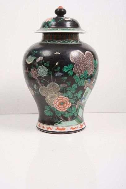 null Vase couvert en porcelaine famille noire?

Chine, XIXème siècle?

De forme balustre,...