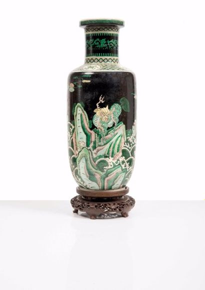null Vase en porcelaine à décor famille noire

Chine, XIXème siècle?

De forme rouleau,...