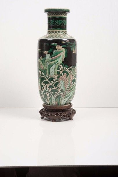 null Vase en porcelaine à décor famille noire

Chine, XIXème siècle?

De forme rouleau,...