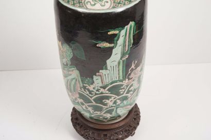 null Vase en porcelaine à décor famille noire

Chine, XIXème siècle?

De forme rouleau,...