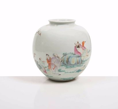 null Vase globulaire en porcelaine émaillée

Chine, période République

Décoré de...