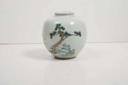 null Vase globulaire en porcelaine émaillée

Chine, période République

Décoré de...