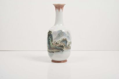 null Vase en porcelaine émaillée?

Chine, XXème siècle?

Décoré d’un paysage de pics...