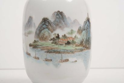 null Vase en porcelaine émaillée?

Chine, XXème siècle?

Décoré d’un paysage de pics...