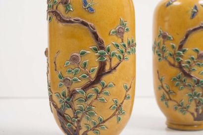 null Paire de vases en porcelaine à décor émaillé en relief

Chine, XXème siècle

Chacun...