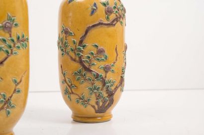 null Paire de vases en porcelaine à décor émaillé en relief

Chine, XXème siècle

Chacun...