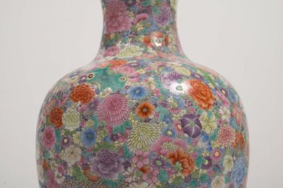 null Vase en porcelaine polychrome à décor mille-fleurs?

Chine, début du XXème siècle?

De...