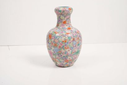 null Vase en porcelaine polychrome à décor mille-fleurs?

Chine, début du XXème siècle?

De...