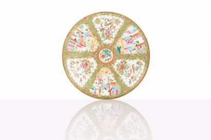 null Plat en porcelaine de Canton

Chine, fin du XIXème siècle

Circulaire, décoré...