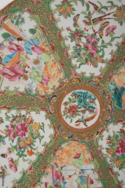 null Plat en porcelaine de Canton

Chine, fin du XIXème siècle

Circulaire, décoré...