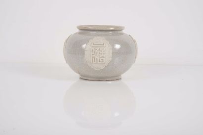 null Vase en porcelaine à couverte beige craquelée

Chine, XXème siècle

De forme...