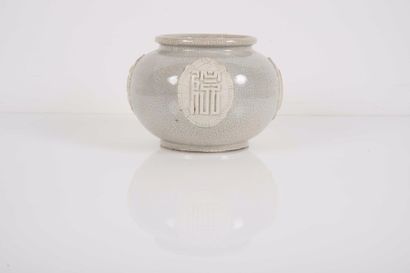 null Vase en porcelaine à couverte beige craquelée

Chine, XXème siècle

De forme...