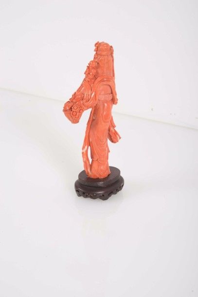 null Statuette en corail

Chine, XXème siècle

Représentant une jeune femme, un panier...