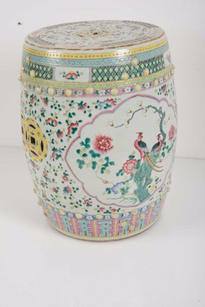 null Deux tabourets en porcelaine polychrome

Chine, XXème siècle

En forme de tambour...