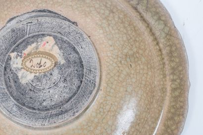 null Bol et assiette en grès à couverte céladon pâle

Chine du Sud, XIV-XVème siècle

La...