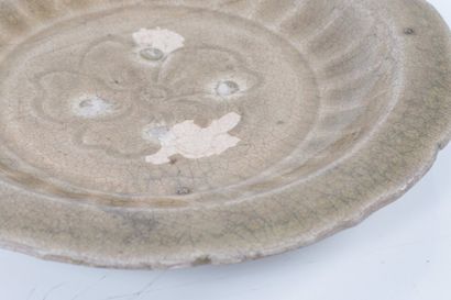 null Bol et assiette en grès à couverte céladon pâle

Chine du Sud, XIV-XVème siècle

La...
