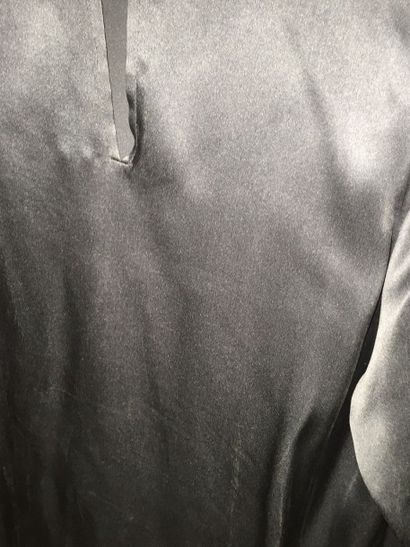 Yves Saint LAURENT Blouse en soie gris bleuté.

T. : 42

Bon état.