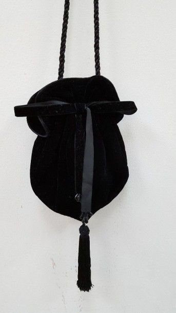 UNGARO COUTURE PARIS Sac minaudière en velours noir. Un pompon.

25 x 19 cm.

Etat...