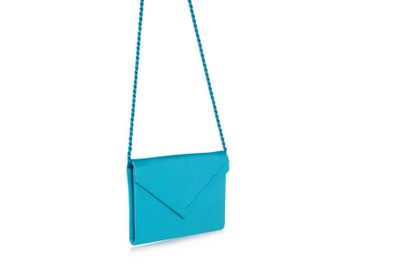 Christian DIOR Boutique Petite pochette à bandoulière bleu turquoise.

15 x 20 cm.

Bon...