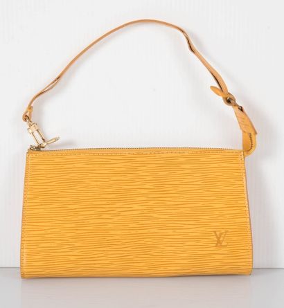 null LOUIS VUITTON Paris - Made in France

Pochette accessoire en cuir épi jaune...