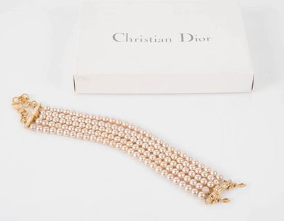 null CHRISTIAN DIOR Boutique
Collier en perles fantaisies, 5 rangs.
Fermoir en métal...
