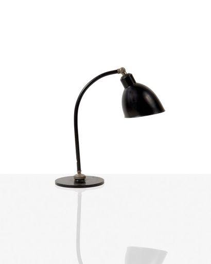 CHRISTIAN DELL (1893-1974) 
Lampe dite Polo popular
Métal, acier, fonte
H.: 40 cm.
Bünte...