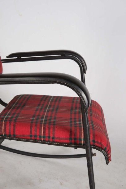 JACQUES ADNET (1900-1984) 
Ensemble comprenant un fauteuil Rocking Chair et une étagère
Métal,...