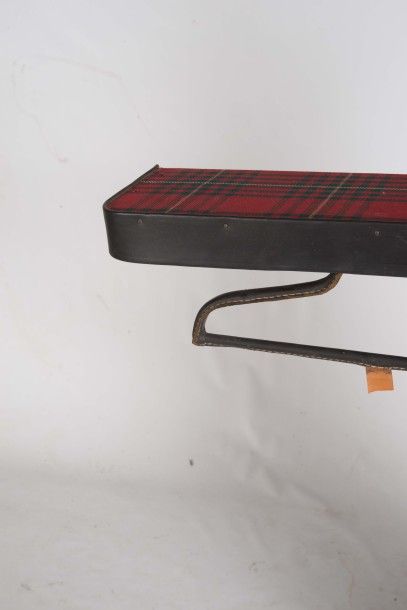 JACQUES ADNET (1900-1984) 
Ensemble comprenant un fauteuil Rocking Chair et une étagère
Métal,...