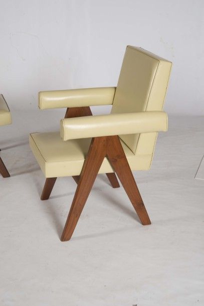 Pierre Jeanneret (1896-1967) 
Paire de fauteuils dits Senate chair
Cuir, teck 92.5...