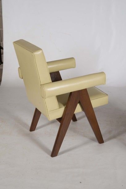 Pierre Jeanneret (1896-1967) 
Paire de fauteuils dits Senate chair
Cuir, teck 92.5...