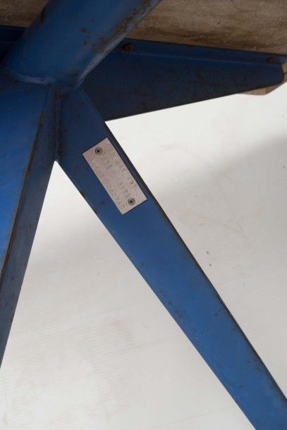 Jean PROUVÉ (1901-1984) 
Table dite Compas
Tôle d'acier, chêne
Porte une plaque du...