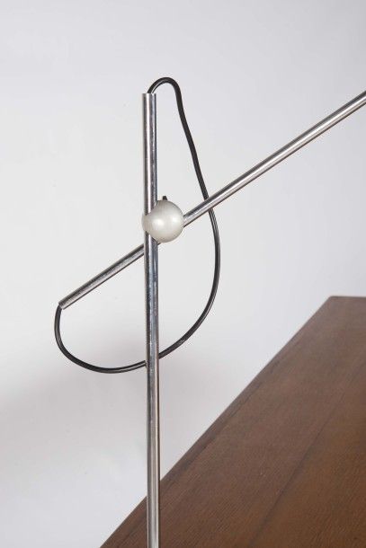 Gino SARFATTI (1912-1985) 
Lampe n°571
Perspex, acier, métal
H.: 75 cm.
Arteluce,...