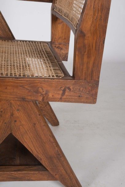 Pierre Jeanneret (1896-1967) 
Chaise dite Classroom chair
Teck, canne de rotin 79.5...