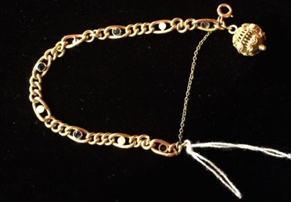 null Bracelet en or jaune formé d’une maille gourmette,

serti de perles et petits...
