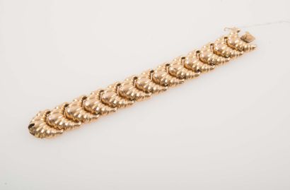 null Bracelet en or rose formé de maillons stylisés de croissants.

Poids : 63 g....