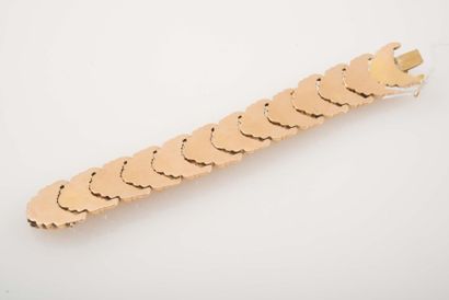 null Bracelet en or rose formé de maillons stylisés de croissants.

Poids : 63 g....